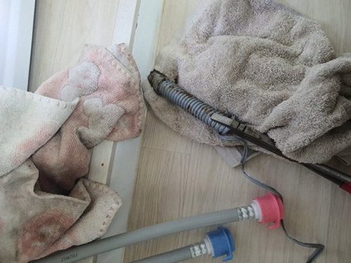 단원구 하수구막힘 배관 연결부와 트랩 구조를 살펴보는 모습